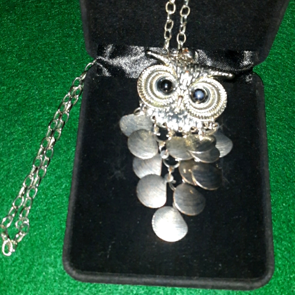 SILVERTONE OWL NECKLACE WITH BLACK/BLUE EYES